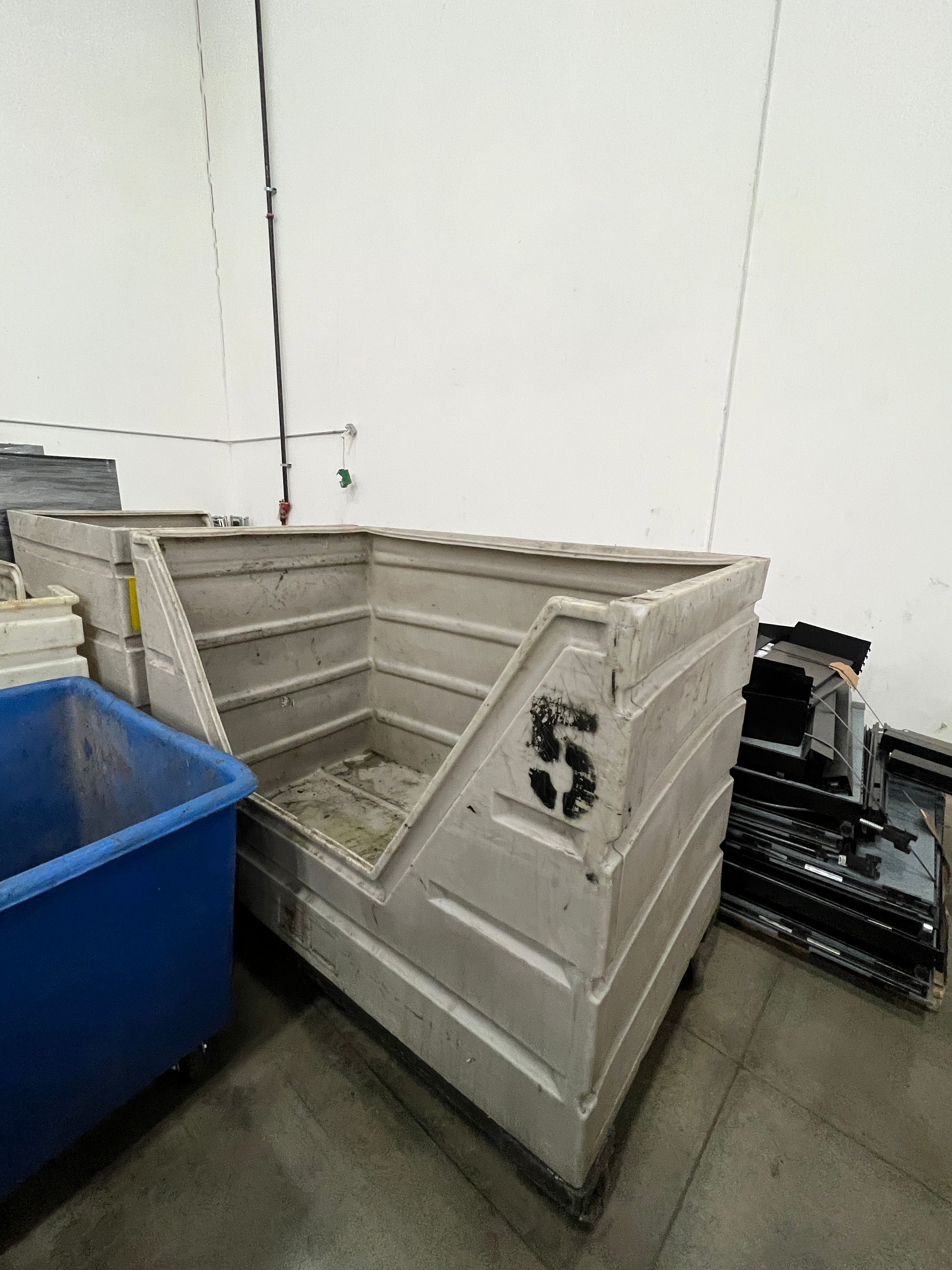 Gondala Dumpster - Plastic