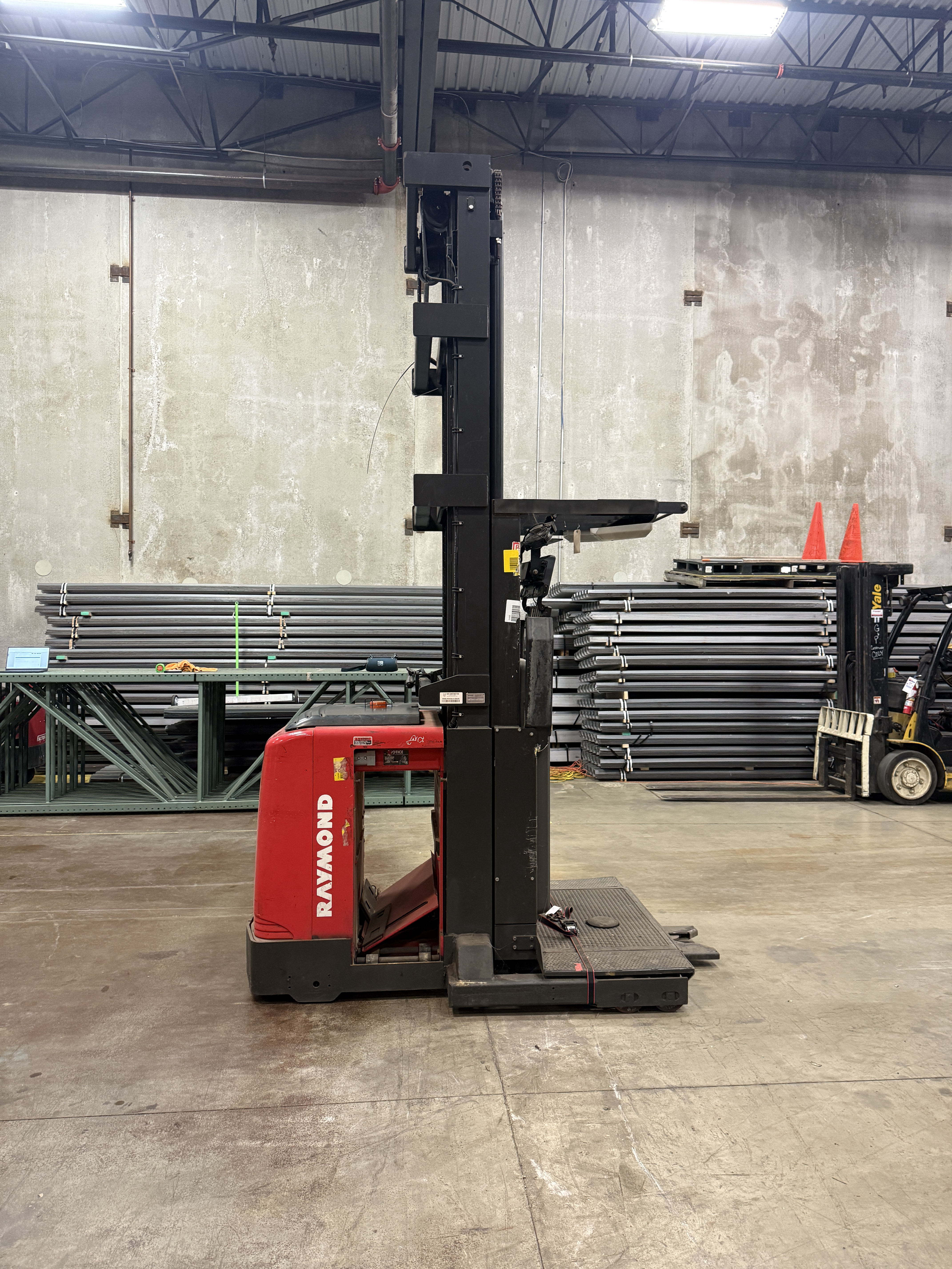 Raymond Order Picker - Wire Guided