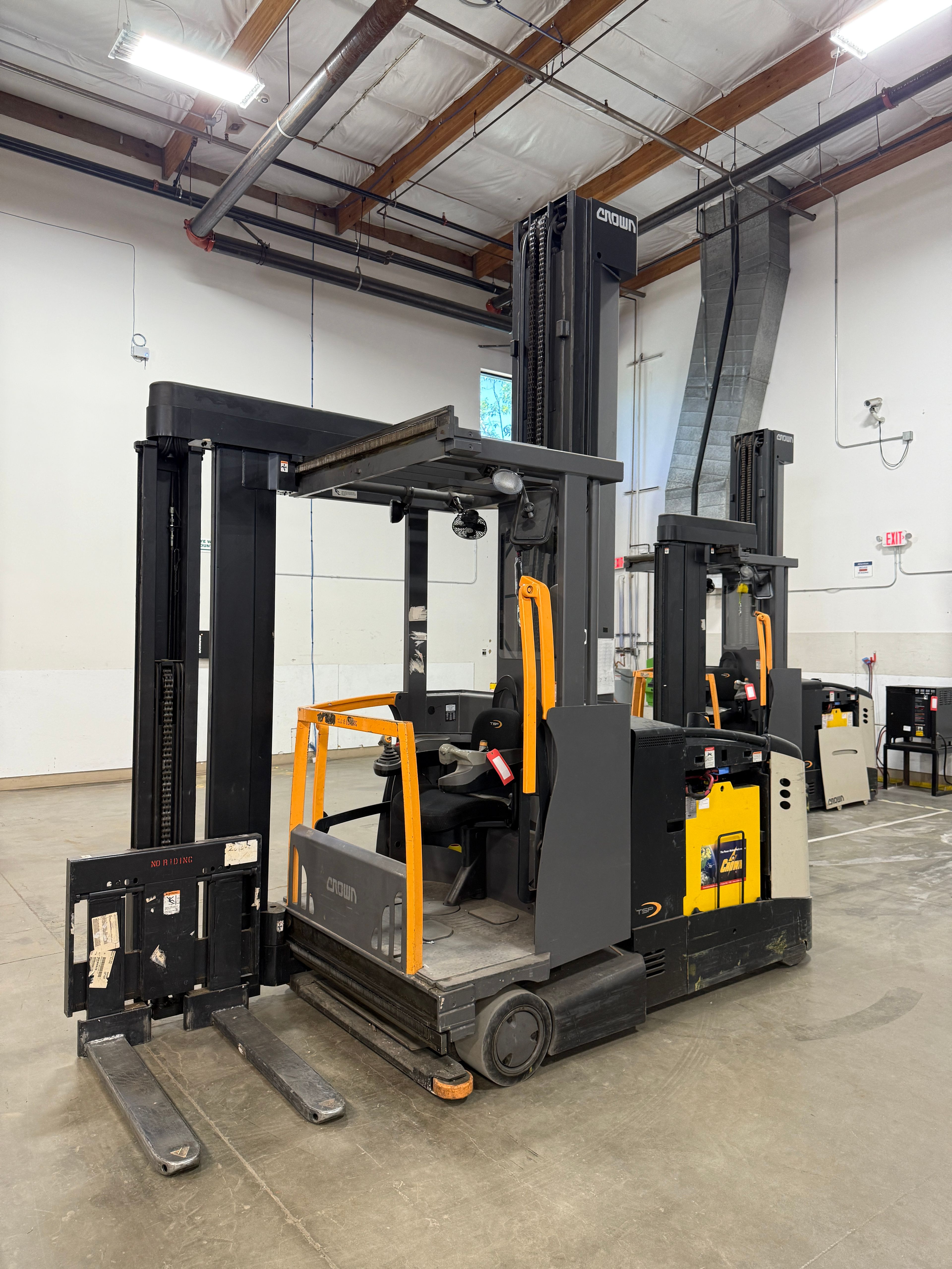 Crown TSP6000-30 Electric Turret Truck Forklift