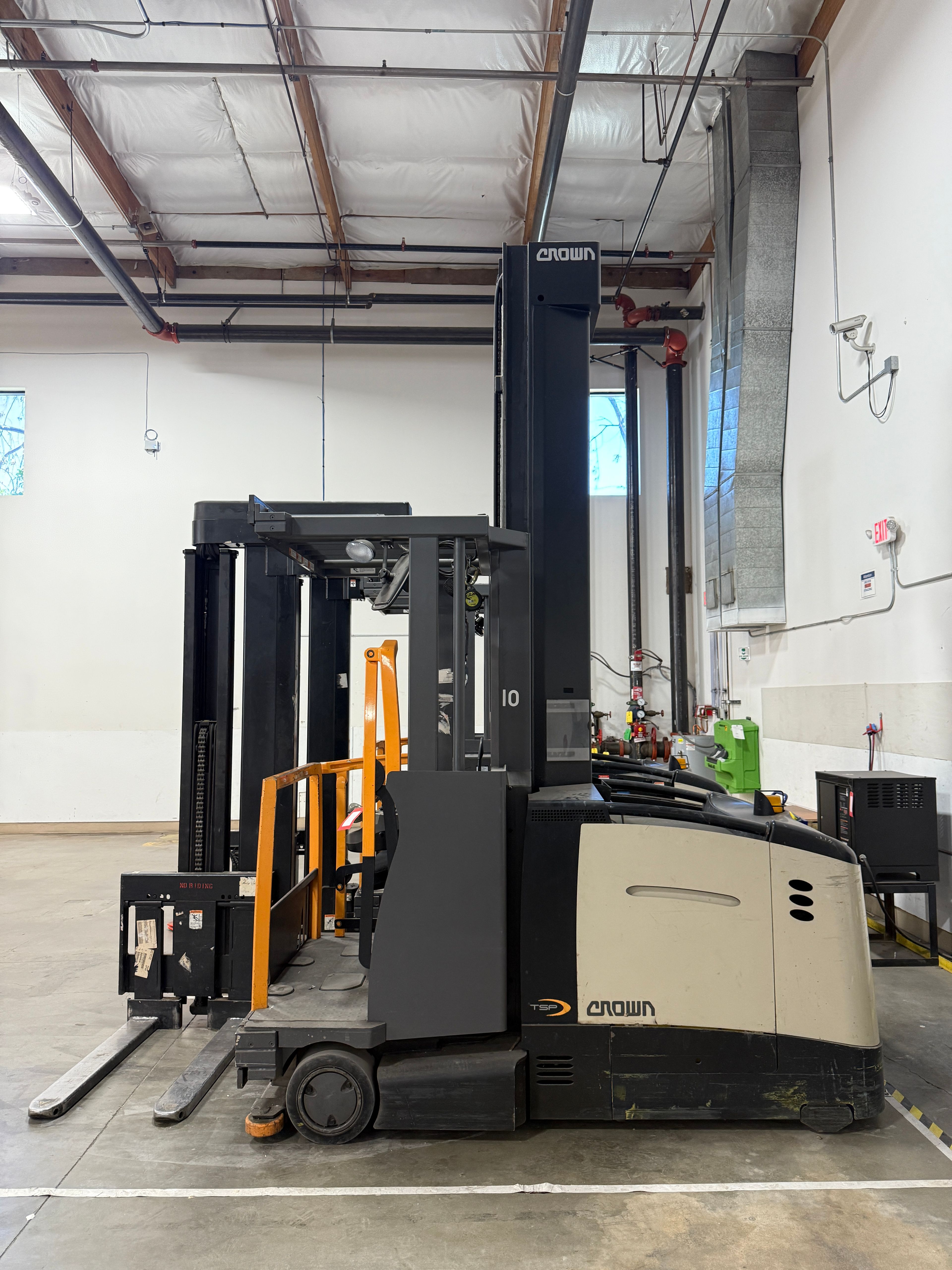 Crown TSP6000-30 Electric Turret Truck Forklift - Document 4