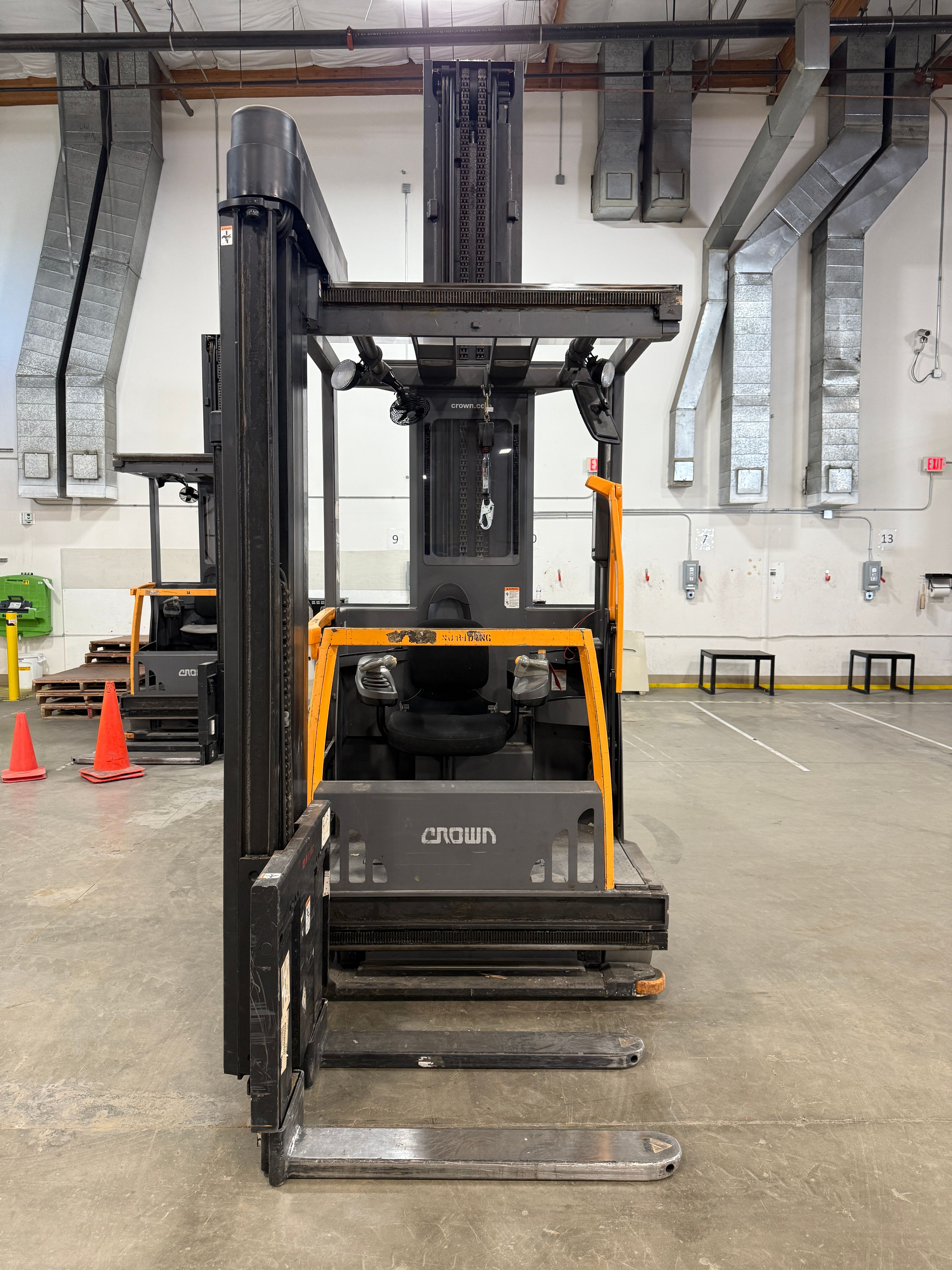 Crown TSP6000-30 Electric Turret Truck Forklift - Document 6