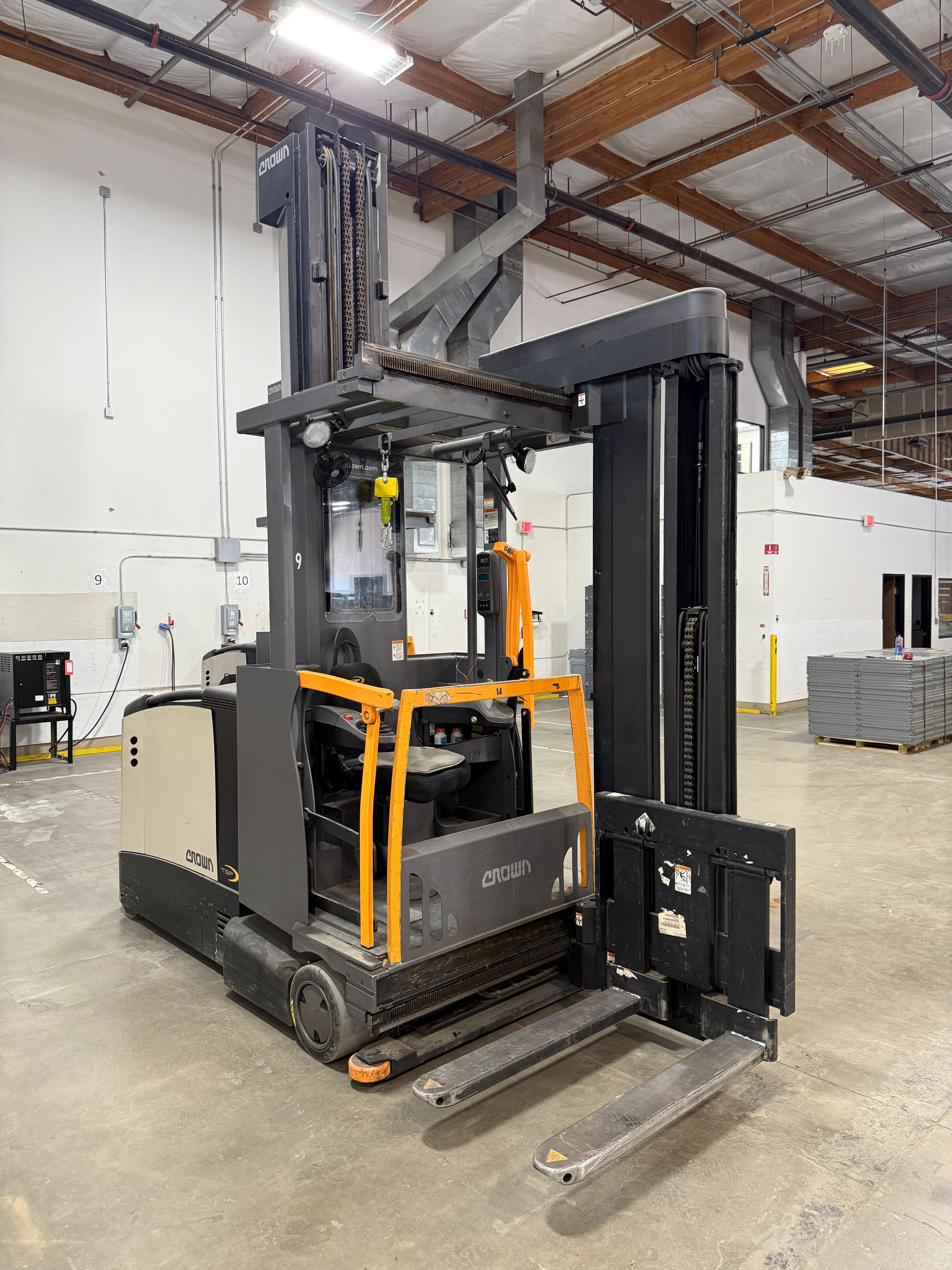 Crown TSP6000-30 Turret Truck - 3000 lb Capacity Very Narrow Aisle Forklift